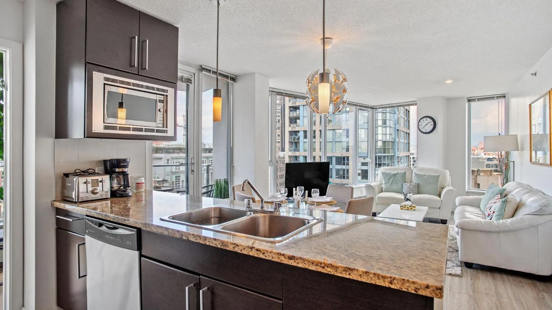 The Altitude,Luxury At Its Best Vancouver