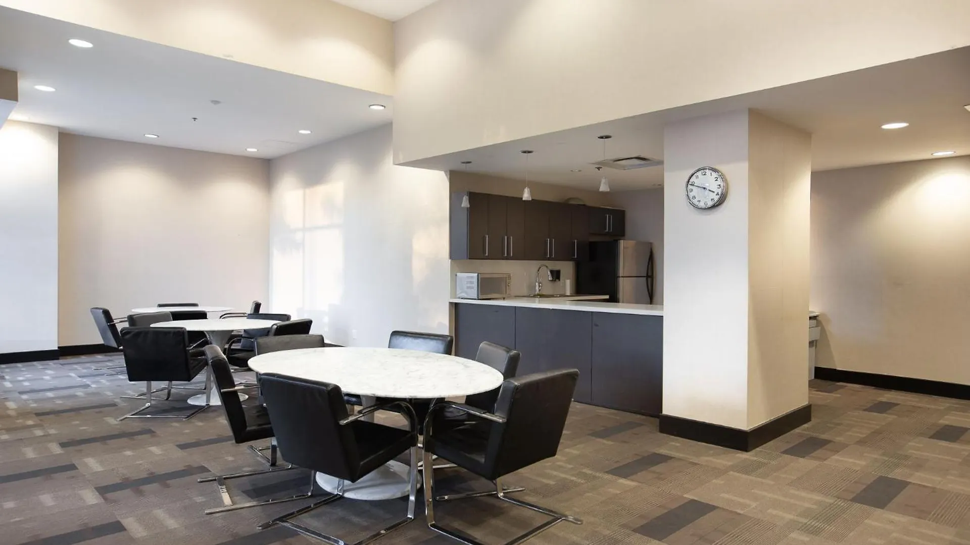 The Altitude,Luxury At Its Best Vancouver