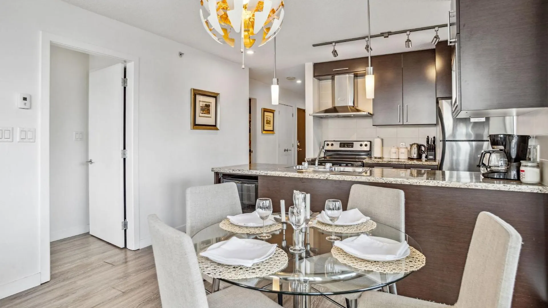The Altitude,Luxury At Its Best Vancouver 0*,  Canada