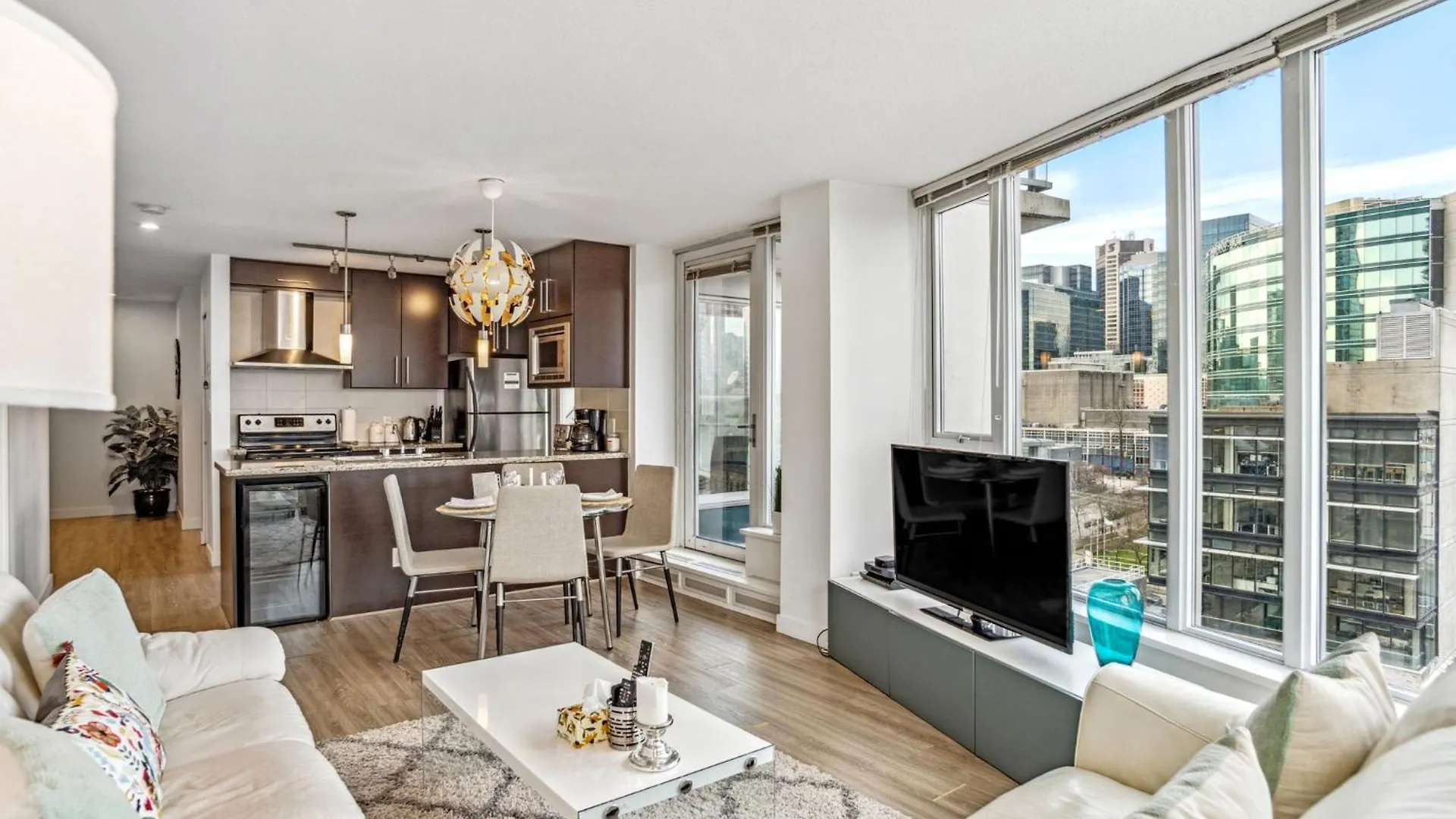 The Altitude,Luxury At Its Best Vancouver
