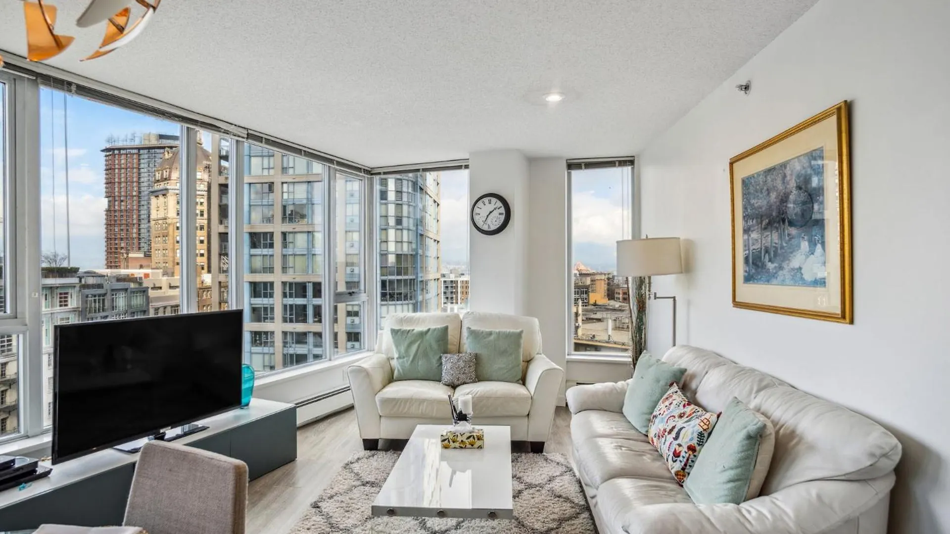 The Altitude,Luxury At Its Best Vancouver