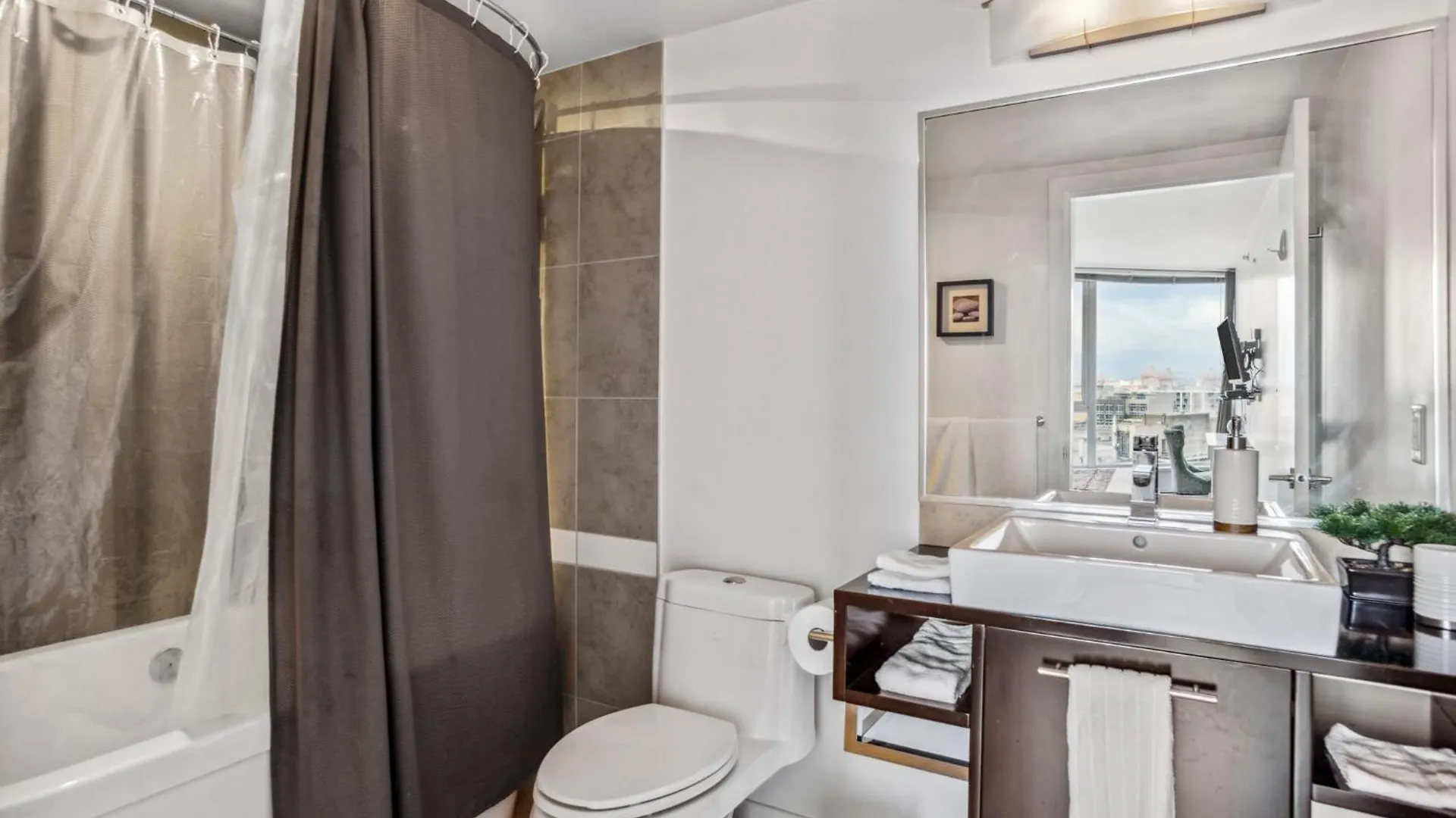 Apartment The Altitude,Luxury At Its Best Vancouver Canada