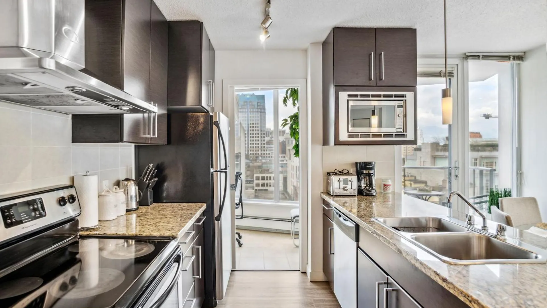 The Altitude,Luxury At Its Best Vancouver